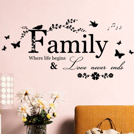 Lettres anglaises finement sculptées pour le mur, représentant le mot « famille », créant une décoration originale de style européen pour un salon ou un hall d'entrée. (1/5)