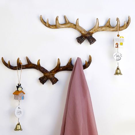 Vintage-Wandhaken aus Hirschgeweih mit antiker Harzoberfläche. Für Kleidung, Schlüssel und Kleiderbügel. Erhältlich in hellen und dunklen Farben, inklusive zwei Schraubenarten.