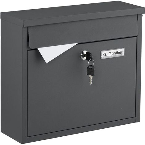 Wandmontierter Briefkasten aus Eisen mit Schlüsseln und Namensschild