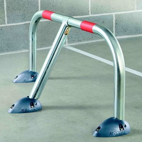 Mottez – Barrière de parking rabattable 3 pieds – Structure en tube Ø 50 mm – Embases en résine haute résistance – Résiste à 10 tonnes de compression