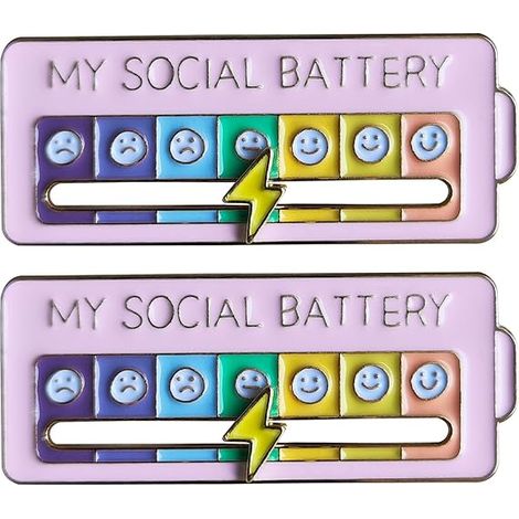 Set mit 2 „Meine soziale Batterie“-Anstecknadeln, humorvolle Anstecknadeln für 7 Tage, lustige „Social Battery“-Anstecknadeln, süßes Abzeichen (1/4)