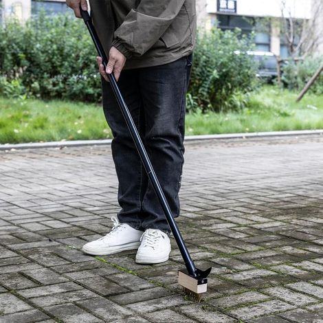 Unkrautbürste mit langem Stiel (128 cm), manueller Unkrautentferner, Gartengerät mit Metallbürste und Schaber, Unkrautentferner, beseitigt Moos auf Wegen, Gehwegen und Pflastersteinen (4 Bürsten) (1/4)