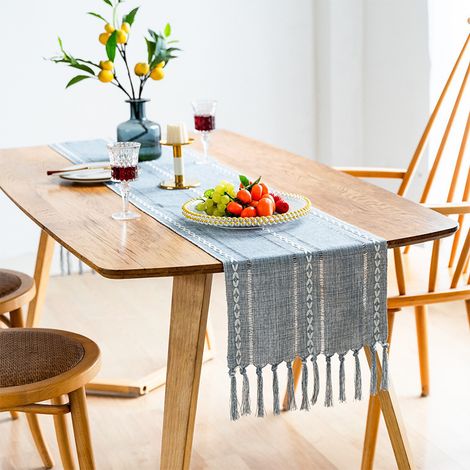 Chemin de table rétro élégant en coton et lin tissé à la main avec pompons, idéal pour un mariage ou une décoration intérieure. Croix bleue. (1/5)