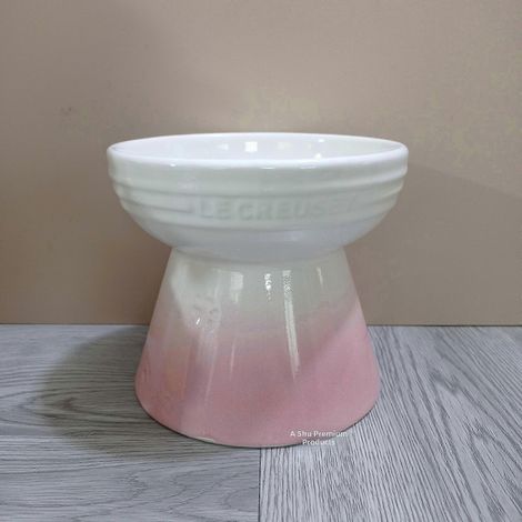 Le Creuset Cool Color Cerc Hundenapf mit Kippschutz und hohem Fuß, inklusive Schutzmatte SH1 Rosa und weiß, hoher und flacher Mund (1/2)