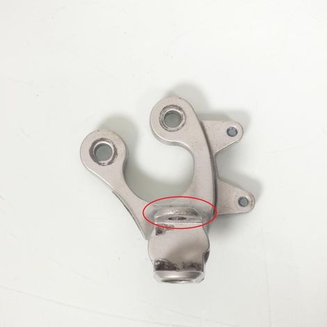 [PRODUIT D'OCCASION] Platine de repose pied pilote gauche origine pour Moto Suzuki 750