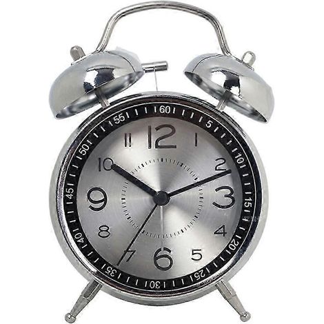 Ce réveil extra-puissant est spécialement conçu pour les personnes au sommeil profond, avec un mouvement à quartz silencieux et sans tic-tac et une finition argentée rétroéclairée. (1/5)