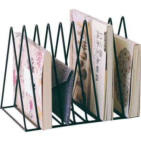 Porte-revues en acier en forme de triangle noir (1/4)