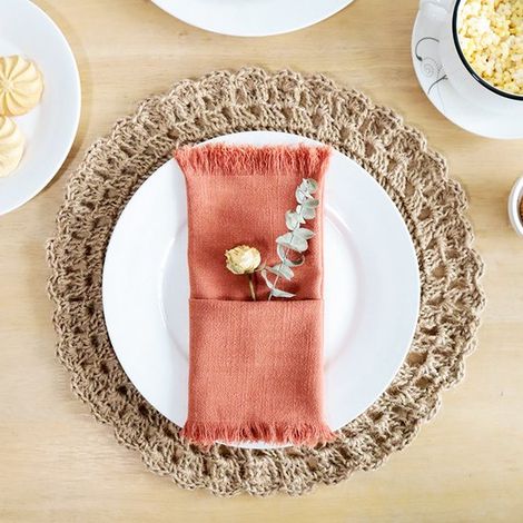 Lot de 6 serviettes de table en tissu fait main (45 x 45 cm), en coton à franges, délicates et artisanales, idéales pour les dîners, fêtes, mariages et autres occasions. Coloris orange caramel. (1/5)