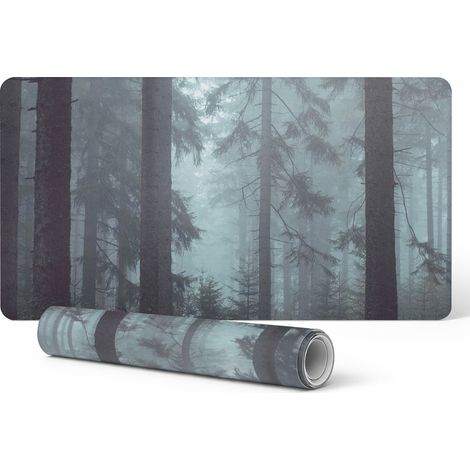 Alfombrilla antideslizante para escritorio con dise帽o de bosque de con铆feras brumoso, 120x60 cm.