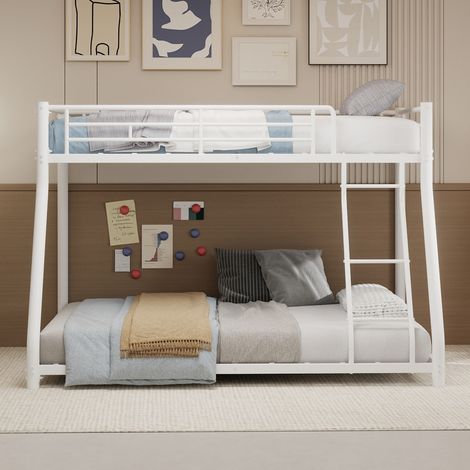 Lit superposé: la couchette supérieure mesure 90190 cm, la couchette inférieure 140190 cm. C’est un lit mezzanine en métal avec un cadre métallique stable, équipé d’une échelle et d’un (1/5)