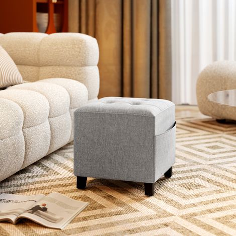 Tabouret carré. Petit pouf avec poche latérale. Repose-pieds en tissu aspect lin, pieds en hévéa. Gris clair. (1/5)
