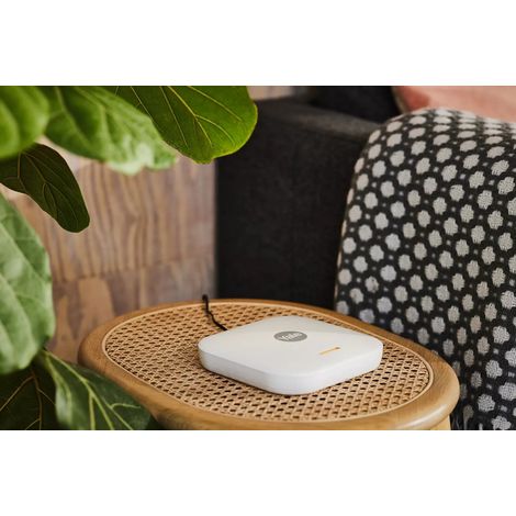 Kit de inicio de alarma inteligente Yale de 7 piezas: unidad de control, teclado, control remoto, 2 sensores de movimiento, 2 se