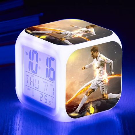 Coupe du Monde de la FIFA – Réveil numérique à l'effigie de Ronaldo (C), lumière multicolore