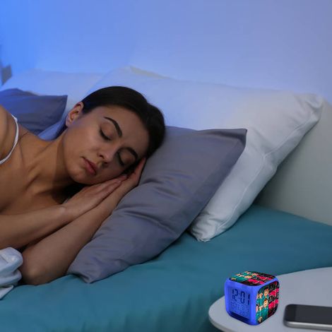 LED-Digitalwecker in Würfelform mit Farbwechsel, lautloser Alarmfunktion und Nachtlichtmodus – ABS/HIPS, 8 cm, 7 Farben (1/5)