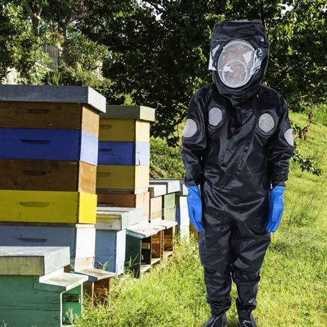 Imkeruniform und -ausrüstung: Schutzkleidung mit Schutzstiefeln, Handschuhen und Schutzbrille (1/5)