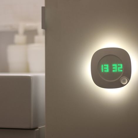 Horloge murale LED à détecteur de mouvement PIR, éclairage 360°, port USB, design moderne, affichage numérique de l'heure, veilleuse pour cuisine, salle de bain ou bureau. (1/5)