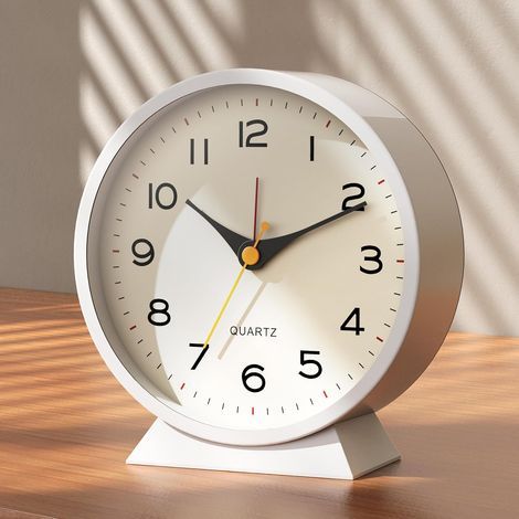 Réveil Matin analogique 4,5" – Réveil rétro en métal, Silencieux sans tic-tac, à Pile avec lumière Nocturne, pour Chambre, Bureau ou Table de Chevet (Blanc) (1/4)