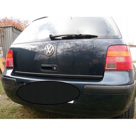 VW Golf IV 4 HB - Embellecedor negro para el portón trasero (1/5)