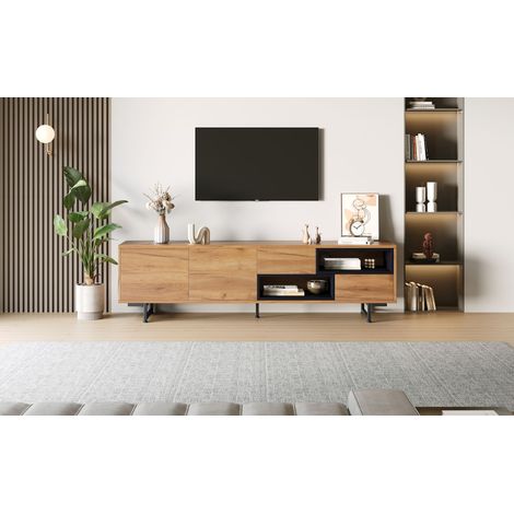 Armoire basse pour le stockage des téléviseurs. Elle possède plusieurs compartiments de rangement. La planche en bois est de couleur naturelle. (1/4)