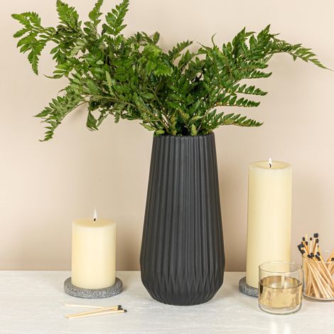 Vase Rond cannelé en grès avec Lignes en Relief, Noir Mat (1/5)