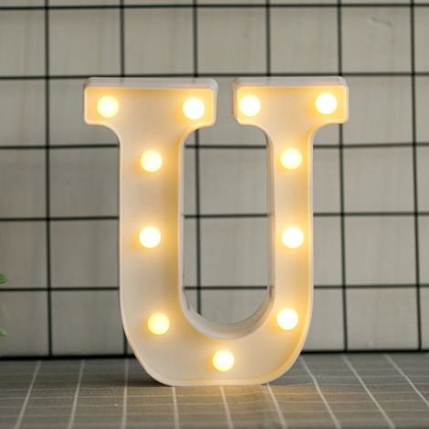Lettere dell'alfabeto illuminate a LED su un supporto, con lampadine scintillanti a scopo decorativo.