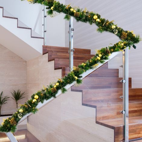 Guirlande de Noël Artificielle Pré-illuminée de 270 cm avec 50 Lumières LED Blanc Chaud Décoration de Noël à Piles avec Pommes de Pin Baies Boules Fleurs (1/3)