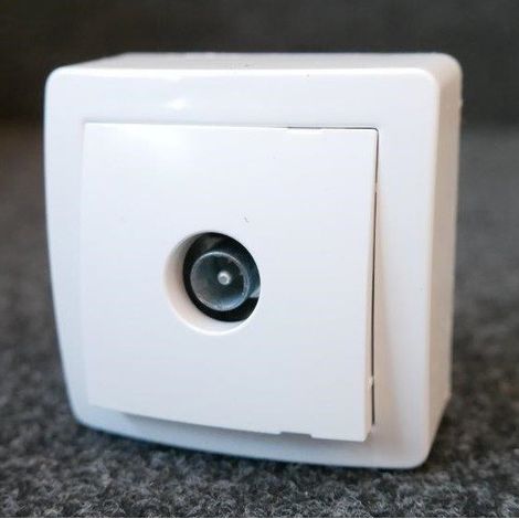 Prise TV simple male blindee 1 sortie saillie complet avec cadre blanc polaire ALREA