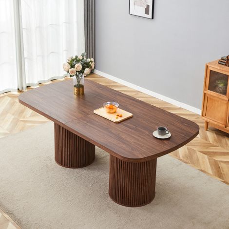 Moderner ovaler Esstisch mit geriffeltem Säulenfuß, hochwertiger MDF-Oberfläche in Holzoptik, im Wabi-Sabi- und Mid-Century-Stil für die heimische Küche