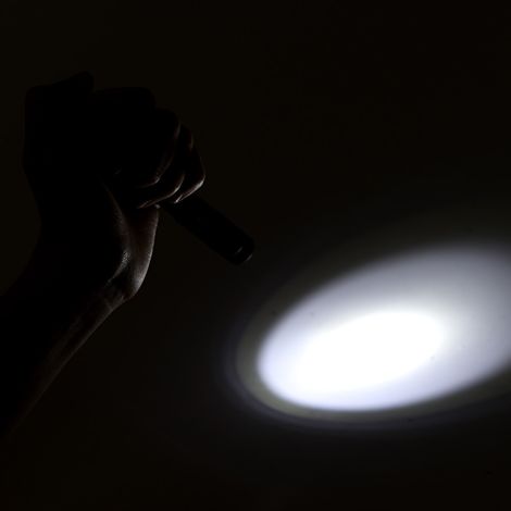 Mini lampe torche LED portable avec clip stylo, à main, haute luminosité, alimentée par piles (1/5)