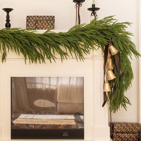 Corona artificial de pino de Norfolk - Decoración para fiestas - 1,8 metros - Resistente a las heladas - Material PE (1/5)