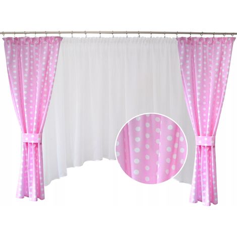 Set di tende e drappeggi a pois rosa per una cameretta da bambina in stile bohémien.