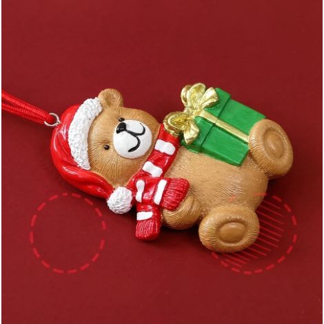 Décoration sapin ours en peluche avec bonnet et cadeau 8.2 cm, ornement résine suspendu (1/3)