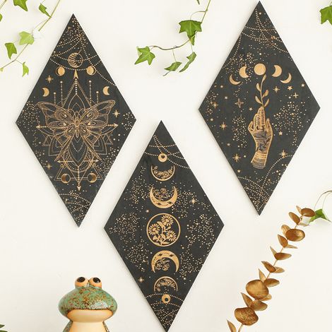 Un ensemble de 3 pièces avec des gravures géométriques, comprenant des phases de la lune, des papillons et des motifs d'étoiles et de lune, 3017 cm. (1/5)