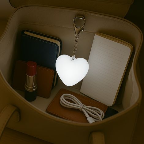 Dos miniluces nocturnas con forma de corazón, con detección automática, controles táctiles, baterías recargables y diseño portátil. (1/4)
