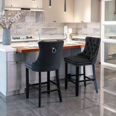 Lot de 2 Tabourets de Bar Contemporains en Velours Capitonné, Pieds en Bois Finition Cloutée Chromée, Style Décontracté Chic Couleur Noire (1/3)