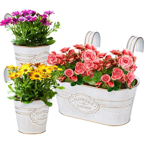 Maceteros colgantes de metal blanco con 3 macetas, orificios de drenaje y ganchos extraíbles para decorar jardines y balcones. (1/5)