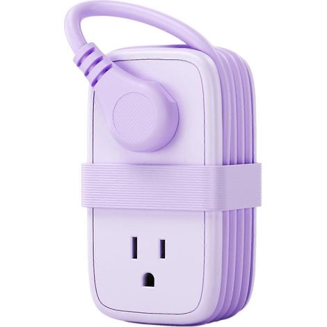 Cette multiprise, un accessoire indispensable en voyage, comprend 4 prises de courant, 3 ports USB (dont 1 de type C) et un cordon d'extension spiralé de 1,2 mètre. (1/5)