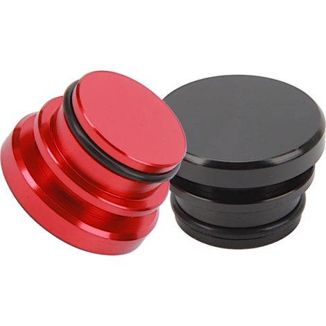 Deux capuchons de prise allume-cigare anti-poussière rouges et noirs, adaptés aux véhicules équipés de prises accessoires 12V. (1/5)