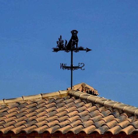 Girouette décorative en métal représentant un chien assis, idéale pour un jardin ou une cour.