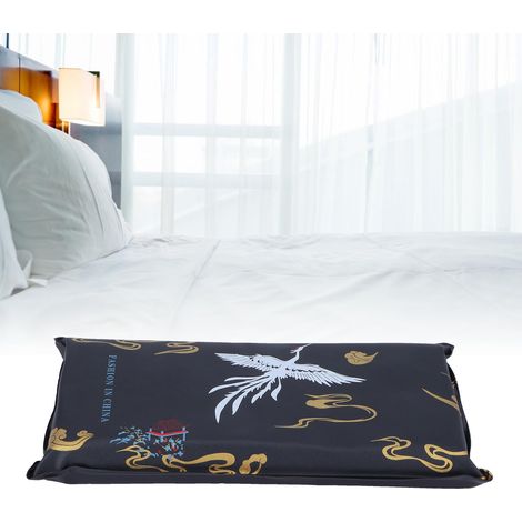 Oreiller rafraîchissant pliable en cristal de glace pour réduire la température, idéal pour la sieste des enfants et des adultes. Grue blanche sur fond noir. (1/5)
