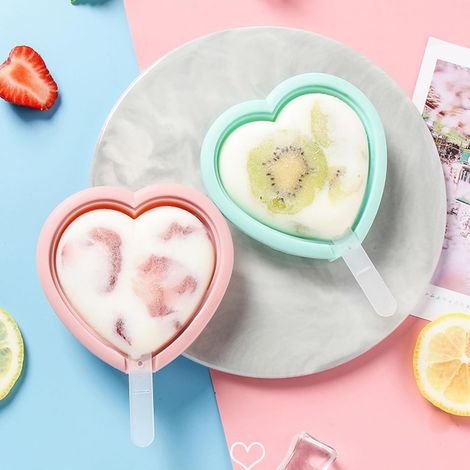 Deux moules à glaçons en silicone en forme de cœur, parfaits pour faire des glaçons, de la crème glacée et des gâteaux maison.