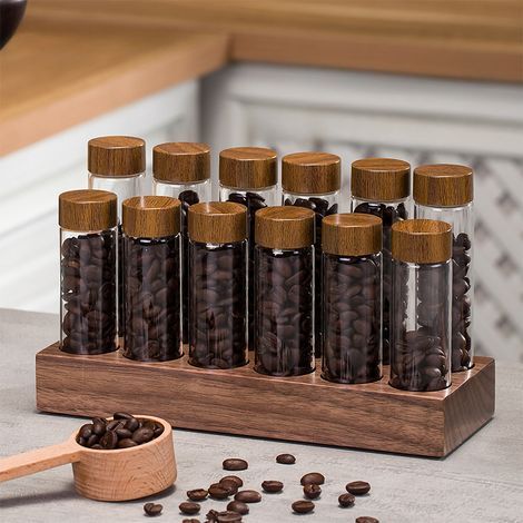 12 Einzeldosis-Röhrchen zur Aufbewahrung von Kaffeebohnen, ein Weinkellerbehälter aus Borosilikatglas mit Deckel, ein hölzerner Präsentationsständer und ein Tischtrichter. (1/5)