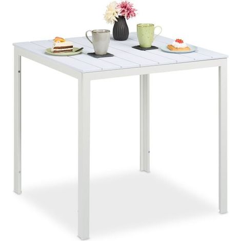 Mesa de jardin redonda con aspecto de ratan