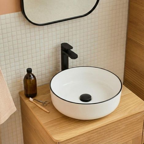 Rundes Aufsatzwaschbecken aus weißer Keramik mit schwarzem Rand, 37 cm ALIX (1/4)