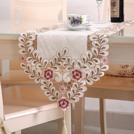 Chemin de table classique à fleurs brodées, pompons et dentelle florale pour la décoration de la table à manger. (1/3)