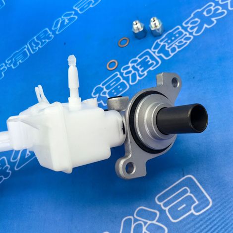 D6010-3DF3A is suitable for the brake master cylinder of Nissan Tiida (C12, C13), Bluebird (U15), Sylphy (B17, Z). (1/4)