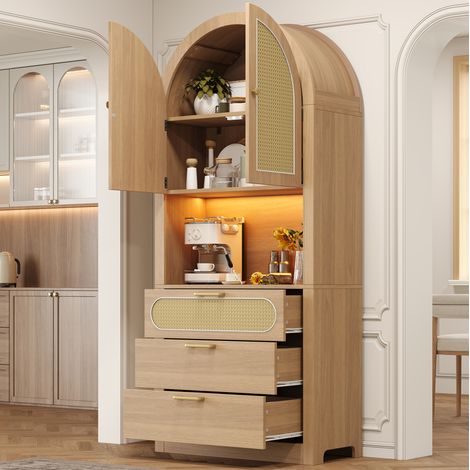 Credenza vetrina 80x35x180 cm bianco e rovere chiaro in MDF e truciolare con ante in rattan, LED regolabile e 3 cassetti (1/5)