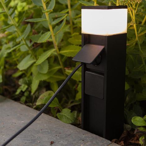 Netzbetriebene, matte, schwarze LED-Gartenleuchte 11W 3000K mit 2 Steckdosen, Schutzart IP44 (1/4)