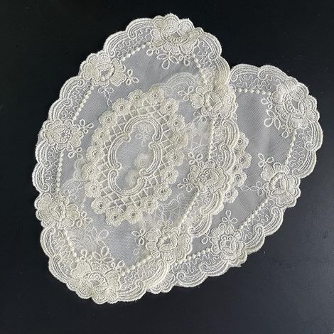 Set aus 2 Retro-Platzsets aus exquisiter floraler Stickereispitze, Vintage-Tassenuntersetzer zur Heimdekoration, cremeweiß (17 x 28 cm) (1/4)