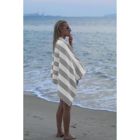 Grande serviette de plage microfibre 89 x 178 cm grise rayée, légère et à séchage rapide (1/5)